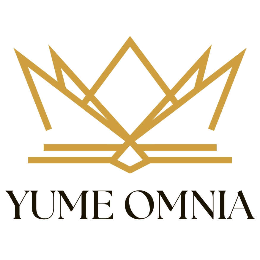 Logo Yume Omnia przedstawiające złotą koronę nad nazwą firmy.